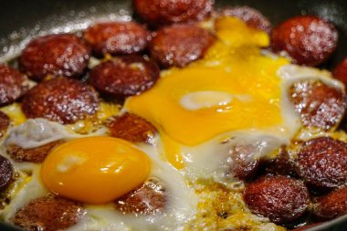 Kızarmış yumurta ile sosis yakın bakış