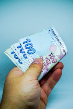 Türk Lirası banknotların faturalar ve izole arka plan üzerinde hesap makinesi