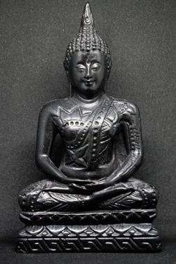 Siyah arkaplanda Buda heykeli