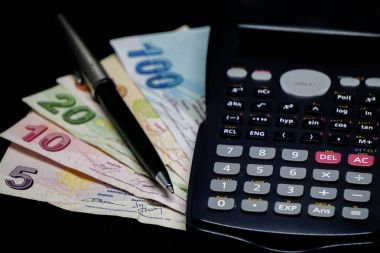 Türk Lirası banknotların faturalar ve izole arka plan üzerinde hesap makinesi