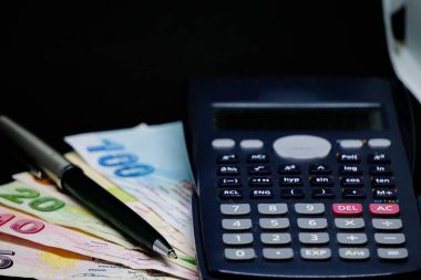 Türk Lirası banknotların faturalar ve izole arka plan üzerinde hesap makinesi