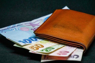 Türk Lirası banknotların faturalar ve izole arka plan üzerinde hesap makinesi