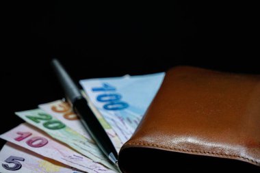 Türk Lirası banknotların faturalar ve izole arka plan üzerinde hesap makinesi