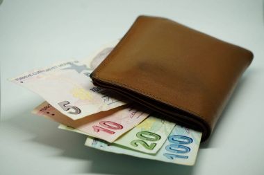 Türk Lirası banknotların faturalar ve izole arka plan üzerinde hesap makinesi