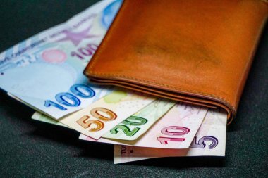 Türk Lirası banknotların faturalar ve izole arka plan üzerinde hesap makinesi