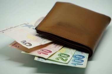 Türk Lirası banknotların faturalar ve izole arka plan üzerinde hesap makinesi
