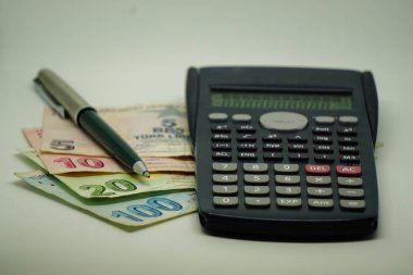 Türk Lirası banknotların faturalar ve izole arka plan üzerinde hesap makinesi