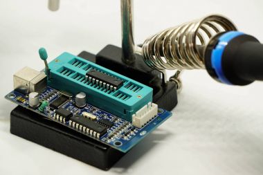 Kit izole arka plan üzerinde lehimleme