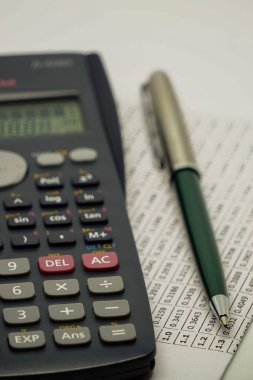 İstatistik grafik hesap makinesi ve yalıtılmış zemin üzerine kalem