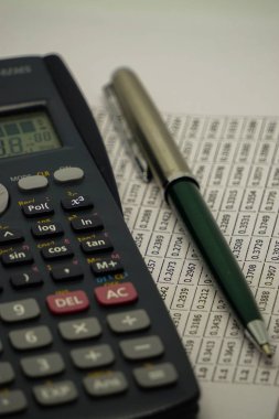 İstatistik grafik hesap makinesi ve yalıtılmış zemin üzerine kalem