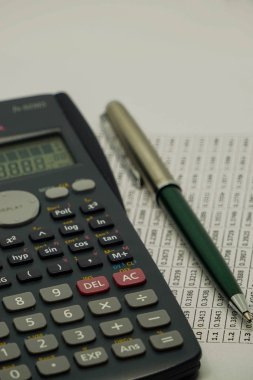 İstatistik grafik hesap makinesi ve yalıtılmış zemin üzerine kalem