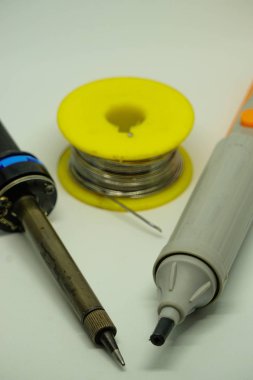 Kit izole arka plan üzerinde lehimleme