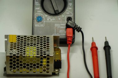 Multimetre ve sondalar izole arka plan üzerinde