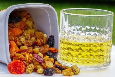 Kuru fındık meyve ve viski cristal cam görünümü kapatın