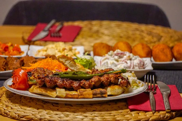 Kebap Turco Aperitivos Sortidos Mesa Madeira Imagem Cândida — Fotografia de Stock