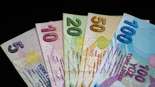 Türk Lirası banknotların faturalar ve izole arka plan üzerinde hesap makinesi