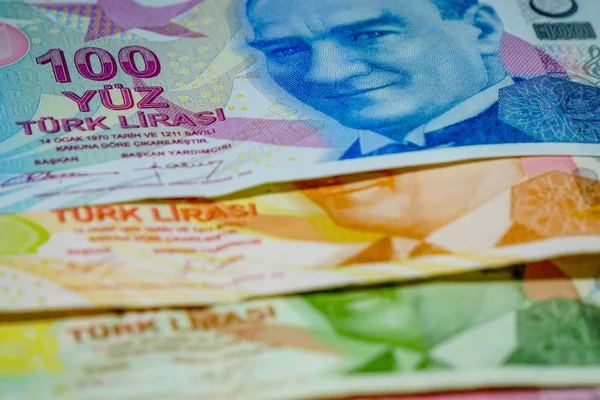 Türk Lirası banknotların faturalar ve izole arka plan üzerinde hesap makinesi