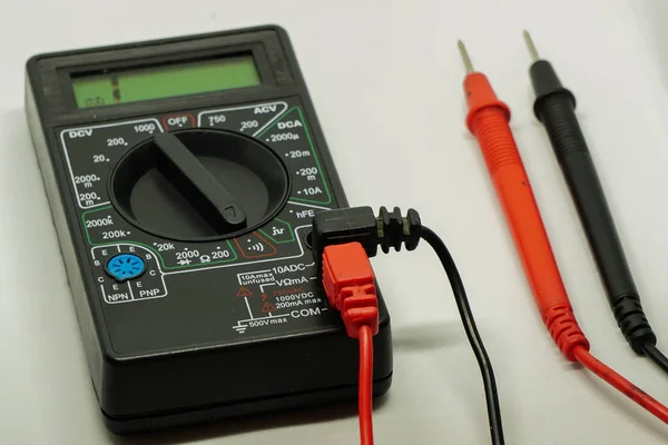 Multimetre ve sondalar izole arka plan üzerinde