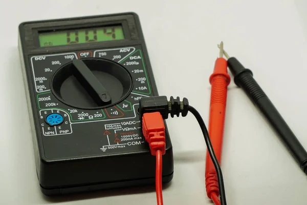 Multimeter Und Sonden Auf Isoliertem Hintergrund — Stockfoto