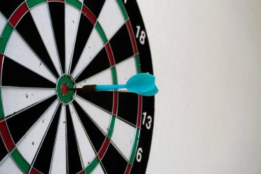 Ortadaki ok ile dart oyunu hedefin yakın görüntüsü