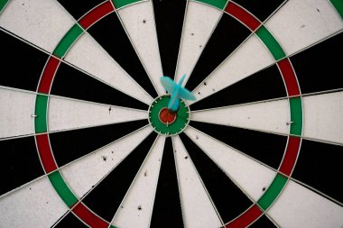 Ortadaki ok ile dart oyunu hedefin yakın görüntüsü