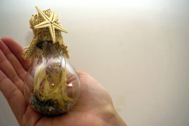 Dekoratif geri dönüşümlü ampul elinizin altında yakın görünüm