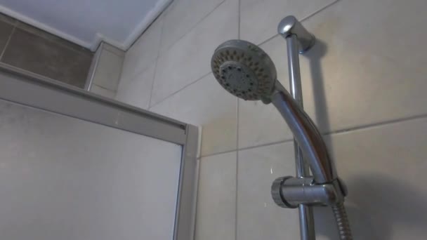 Soffione doccia spruzzando acqua in bagno vista da vicino — Video Stock