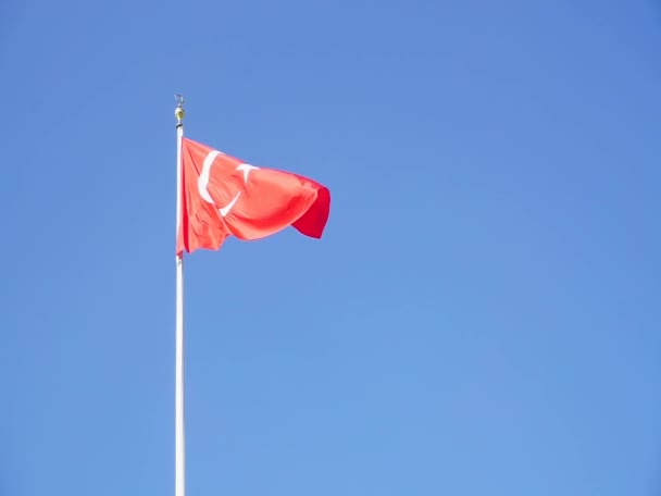 Turkse vlag wapperend op de post op een zonnige dag — Stockvideo