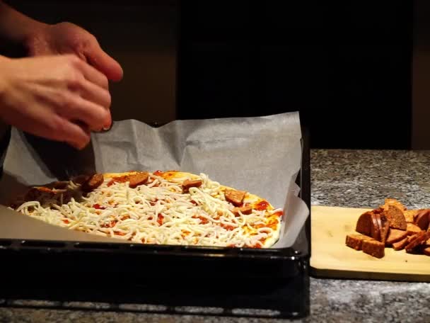 Домашняя приготовление пиццы на дому откровенные кадры — стоковое видео
