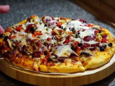 Ev yapımı pizza hazırlama kamera kayıtları.
