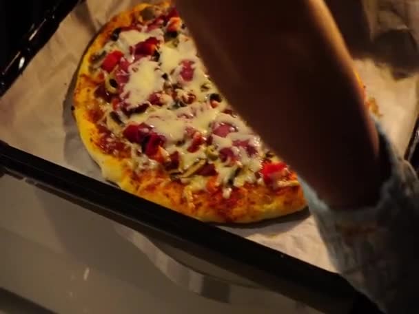 Domowe przygotowanie pizzy w domu szczery materiał — Wideo stockowe