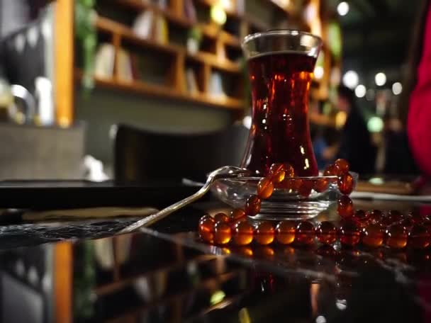 Verter y beber té turco del tradicional vaso delgado del vientre — Vídeos de Stock