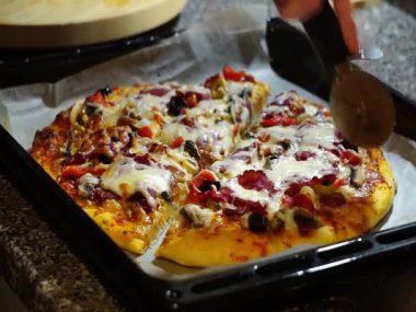 Ev yapımı pizza hazırlama kamera kayıtları.