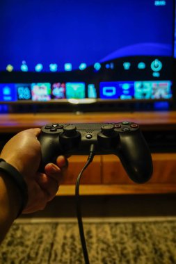 5 Aralık 2019, Eskisehir Türkiye. Ps4 oyun sahası oyuncu elinde