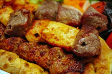 Türk kebabıyla sish adana ve tavuğu aperatiflerle karıştırdım.