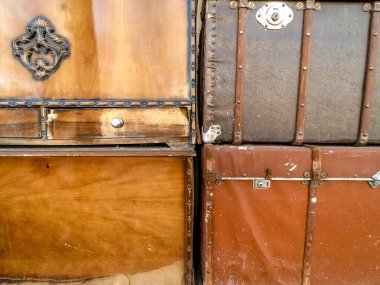 Çeşitli süslemeleri olan eski vintage gelinlik sandıkları.