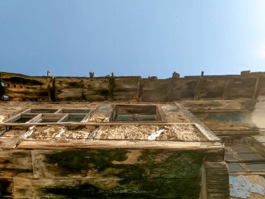 Eskisehir Odunpazari eski evi, yatay ve dikey çizgilerle manzarayı kapatıyor