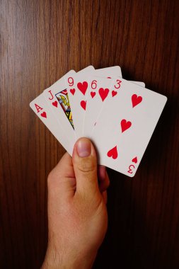 Poker kartları insan eliyle çeşitli kombinasyonlar içerir. Kapatın ve izole edilmiş arkaplan