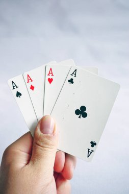 Poker kartları insan eliyle çeşitli kombinasyonlar içerir. Kapatın ve izole edilmiş arkaplan