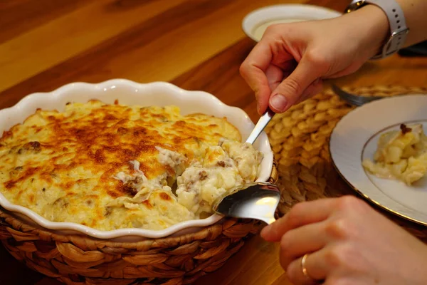 Couve Flor Com Molho Bechamel Queijo Derretido Topo Prato Cerâmico — Fotografia de Stock