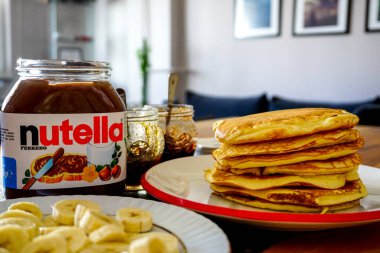 22 Mart 2020 Eskisehir Türkiye Nutella ev yapımı krep ve muz dilimleri kahvaltı kahvaltısı yakın görüş