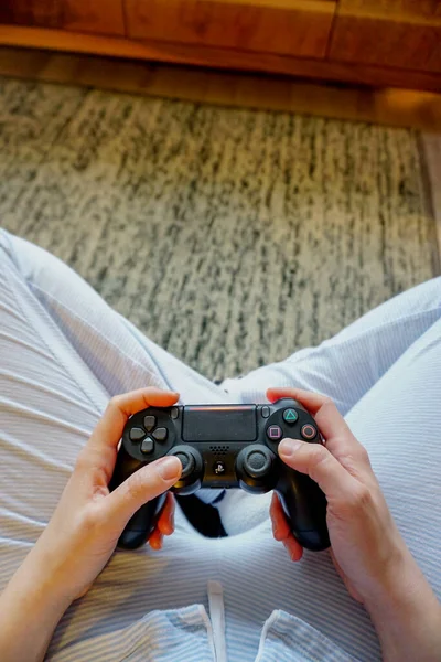 März 2020 Eskisehir Türkei Ps4 Gamepad Frauenhand Hause — Stockfoto