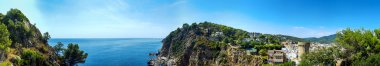 Panorama görünüm Sahil kayalar ile top. İspanya, Tossa De Mar