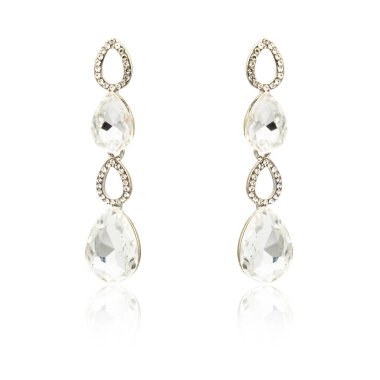 Çift üzerinde beyaz izole gümüş elmas küpe