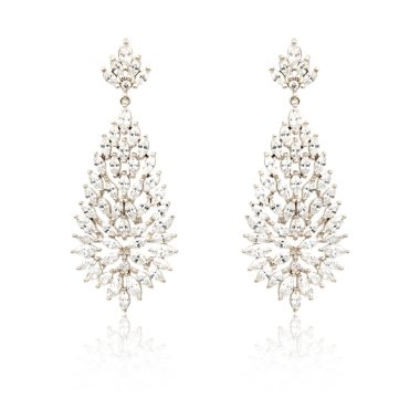 Çift üzerinde beyaz izole gümüş elmas küpe