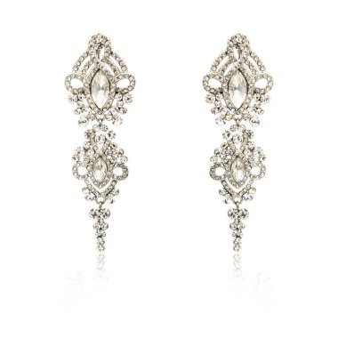 Çift üzerinde beyaz izole gümüş elmas küpe