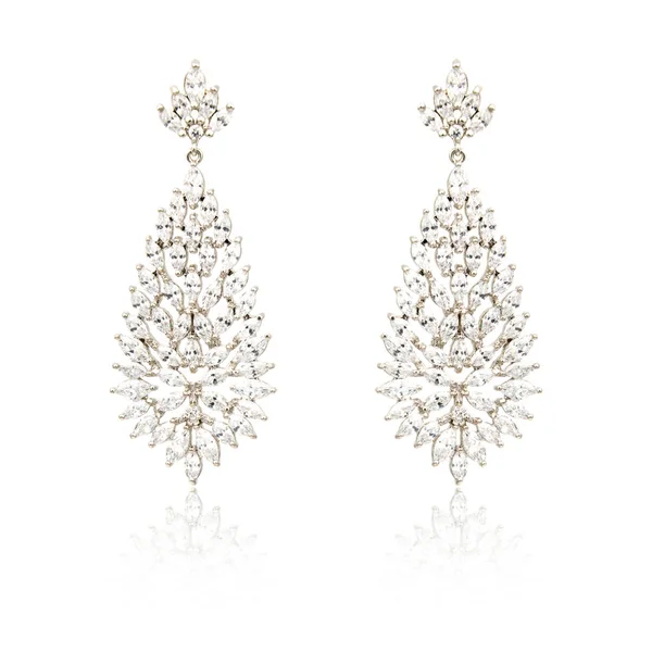 Coppia di orecchini con diamanti in argento isolati su bianco — Foto Stock