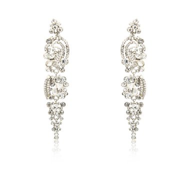 Çift üzerinde beyaz izole gümüş elmas küpe