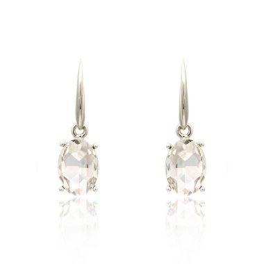 Çift üzerinde beyaz izole gümüş elmas küpe