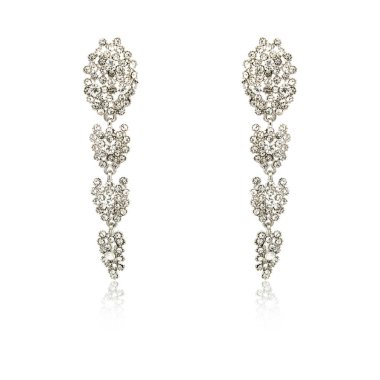 Çift üzerinde beyaz izole gümüş elmas küpe